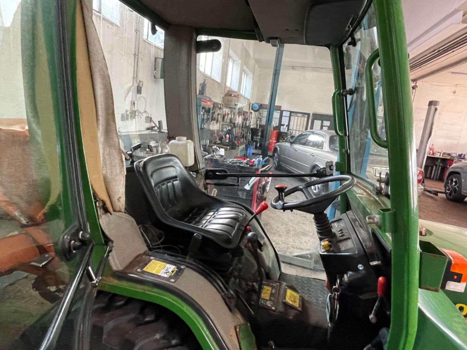 Fahrzeugabbildung John Deere 4100 Schneeschild und Salzstreuer