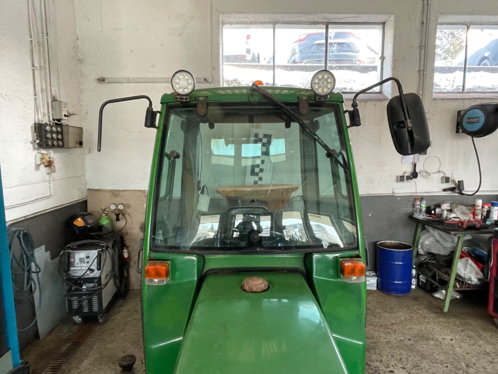 Fahrzeugabbildung John Deere 4100 Schneeschild und Salzstreuer