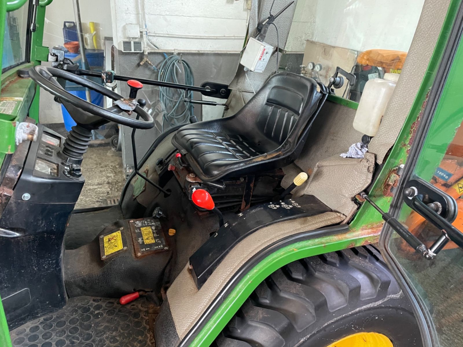 Fahrzeugabbildung John Deere 4100 Schneeschild und Salzstreuer