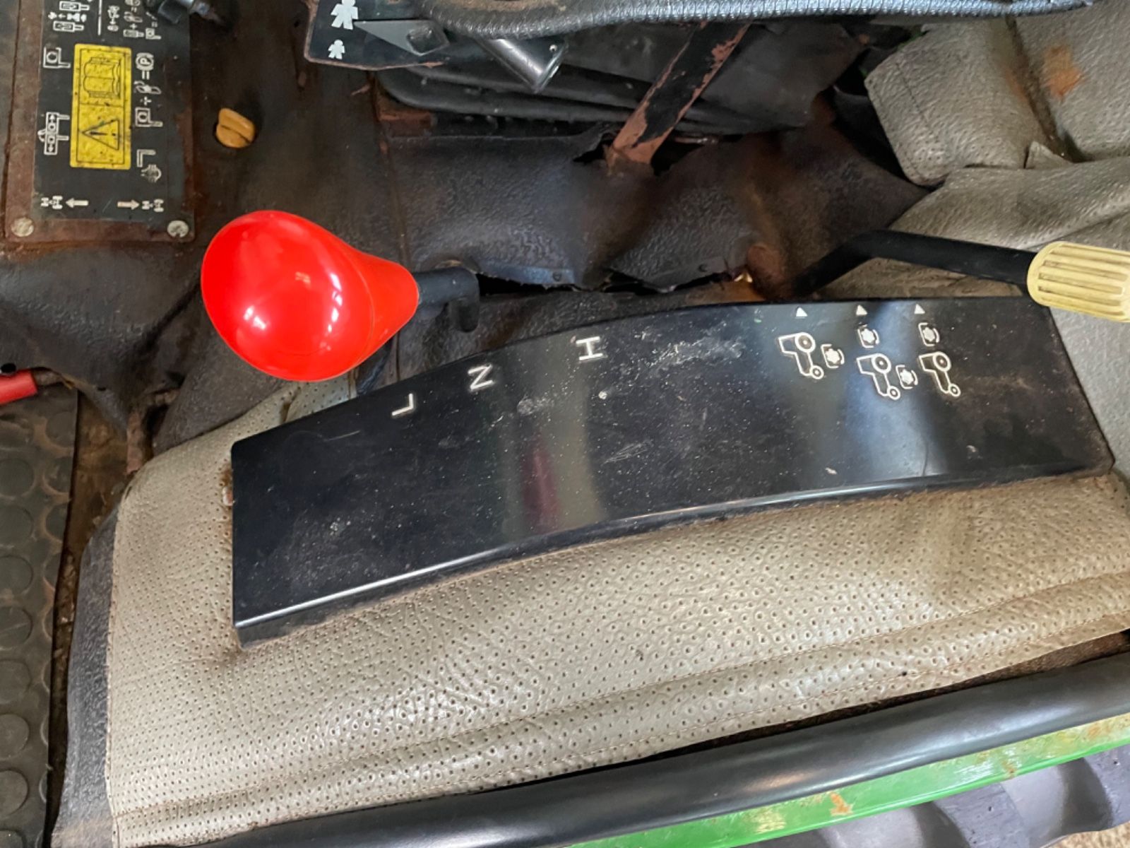Fahrzeugabbildung John Deere 4100 Schneeschild und Salzstreuer