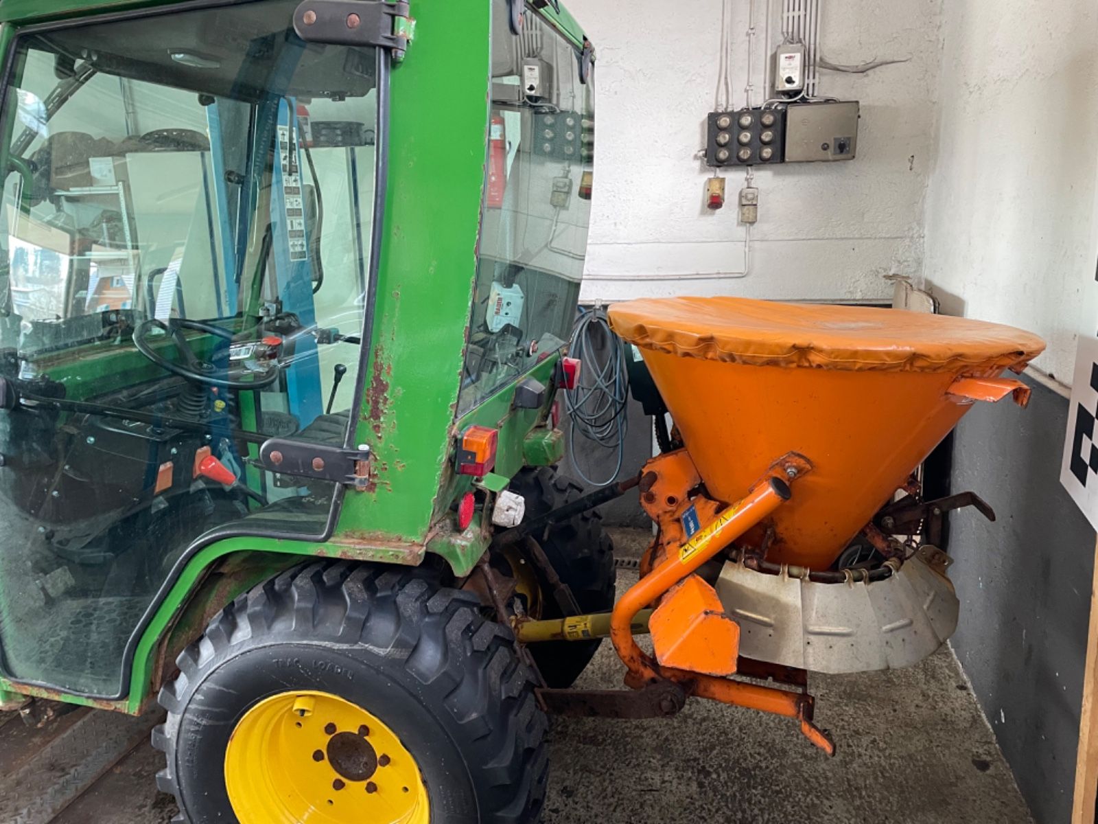 Fahrzeugabbildung John Deere 4100 Schneeschild und Salzstreuer