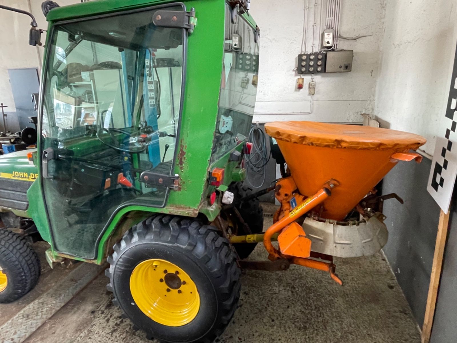 Fahrzeugabbildung John Deere 4100 Schneeschild und Salzstreuer