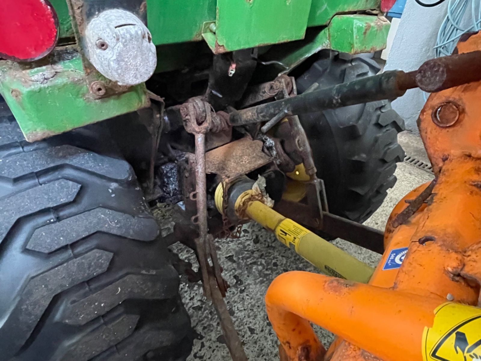 Fahrzeugabbildung John Deere 4100 Schneeschild und Salzstreuer