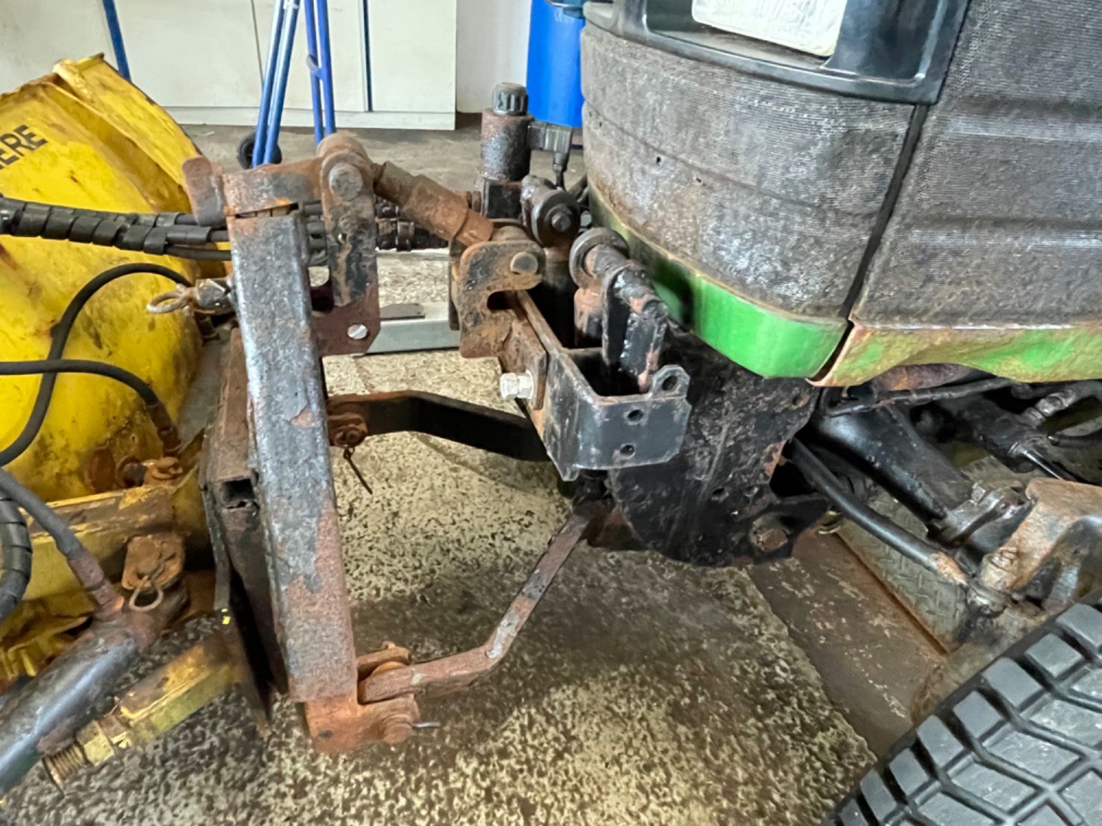 Fahrzeugabbildung John Deere 4100 Schneeschild und Salzstreuer