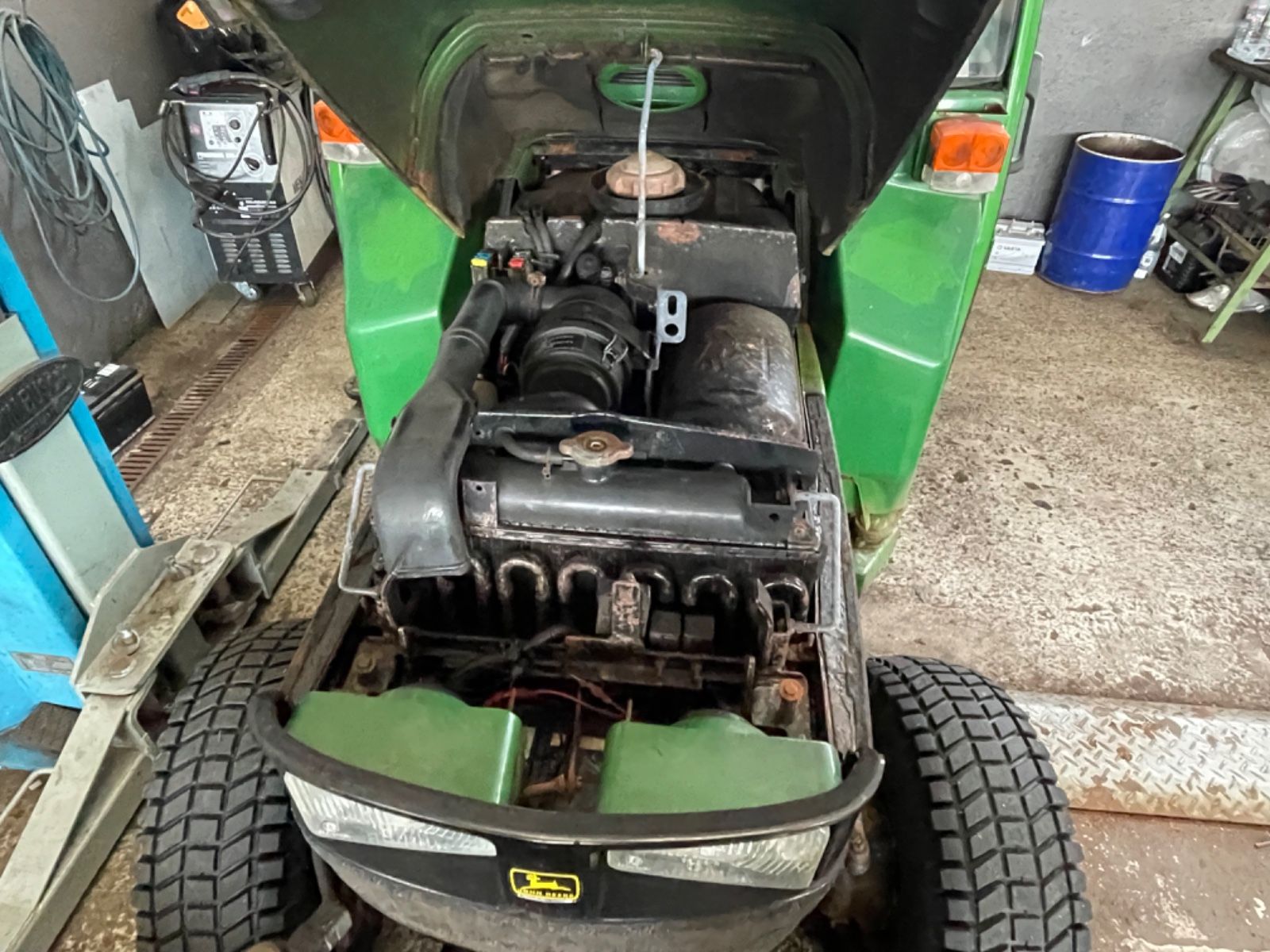 Fahrzeugabbildung John Deere 4100 Schneeschild und Salzstreuer