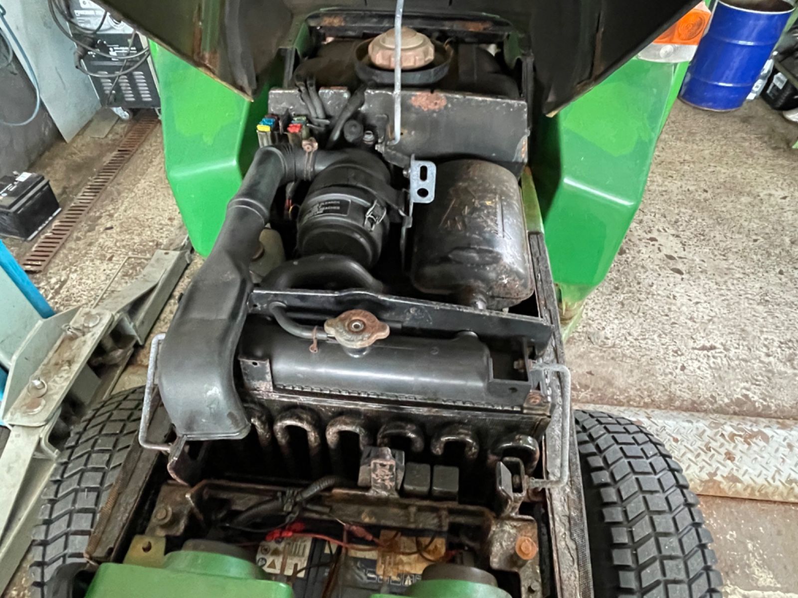 Fahrzeugabbildung John Deere 4100 Schneeschild und Salzstreuer