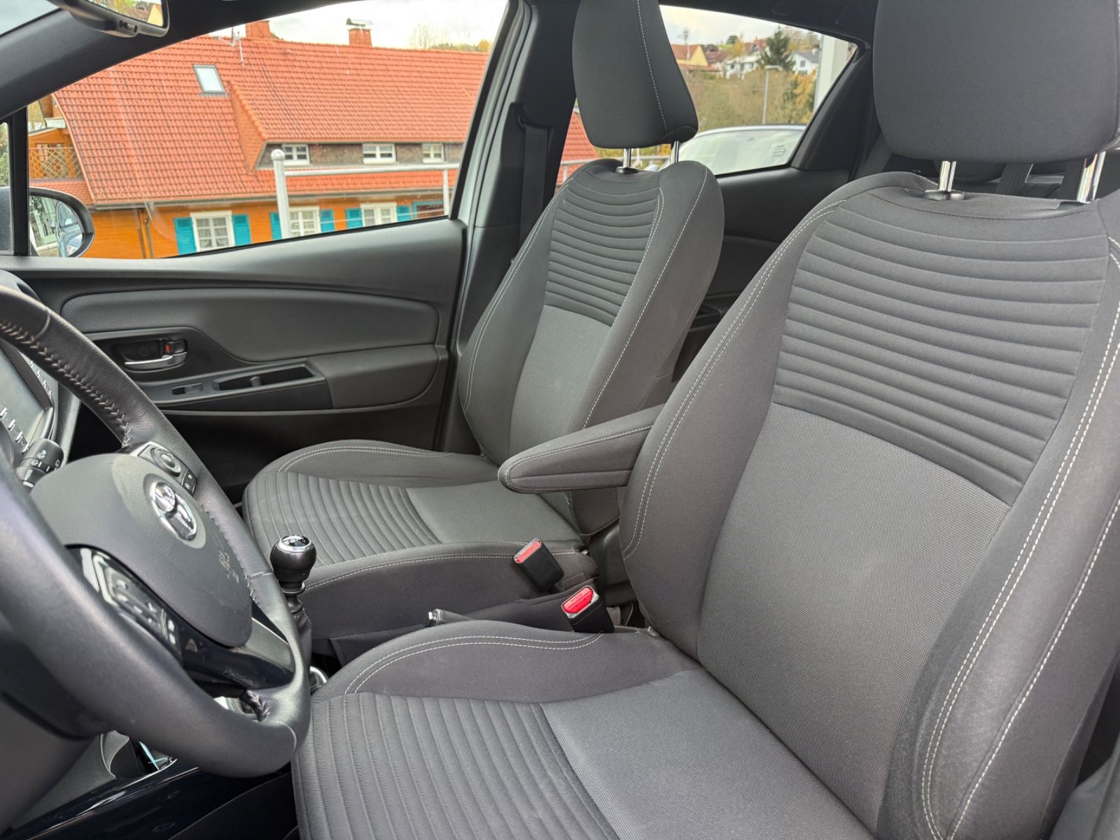 Fahrzeugabbildung Toyota Yaris NAVI, SITZHEIZUNG