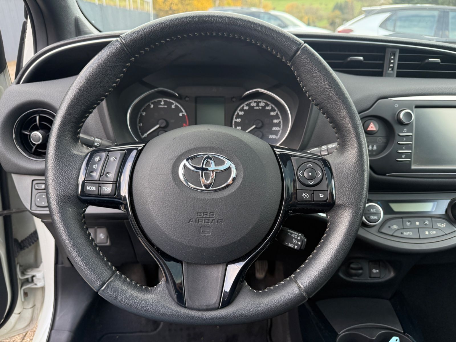 Fahrzeugabbildung Toyota Yaris NAVI, SITZHEIZUNG