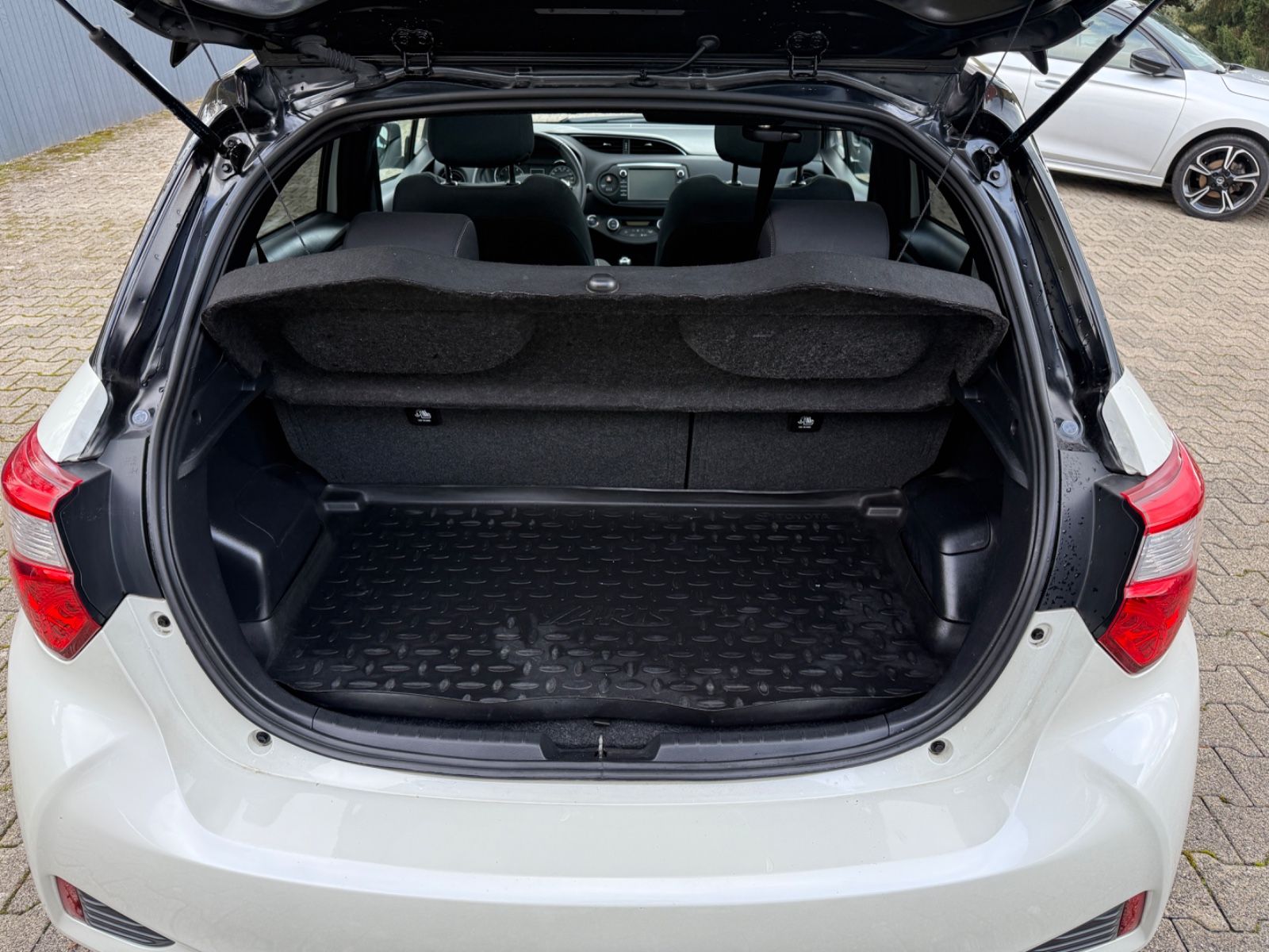 Fahrzeugabbildung Toyota Yaris NAVI, SITZHEIZUNG